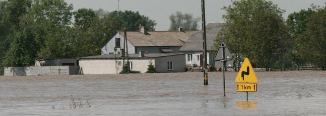 Trece muertos y miles de aislados por las inundaciones en Polonia
