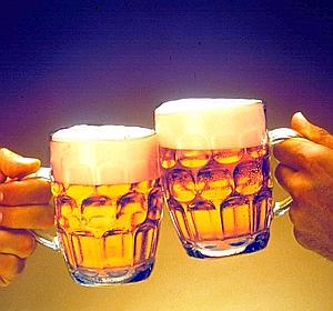 Un estudio determina que beber cerveza de forma moderada no engorda