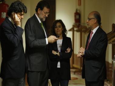 JAIME GARCÍA  Rajoy, con Sáenz de Santamaría y Moragas