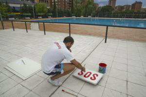 Últimos preparativos para la apertura, hoy, de la piscina municipal del barrio de El Pilar / JOSÉ ALFONSO