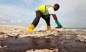 BP comienza a recoger parte del petróleo vertido