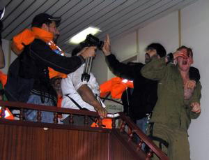 REUTERS  Un activista turco agarra a un soldado israelí herido en el asalto al «Mavi Marmara», en una imagen difundida ayer por la prensa turca