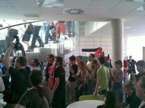 ABC  Los manifestantes portando banderas durante su irrupción ayer en el I Encuentro Hispano-Israelí