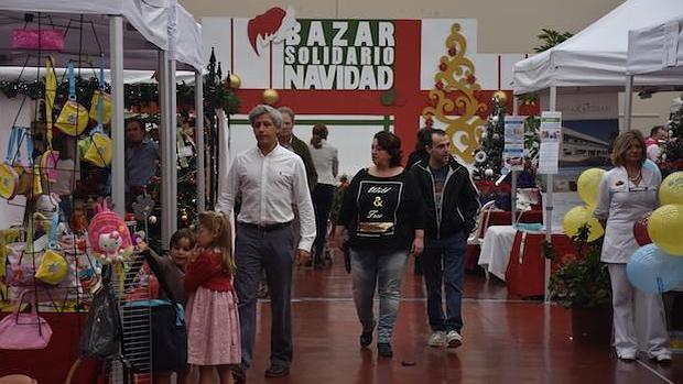 Algunos de los visitantes del bazar entre los puestos solidarios / J.J.M.