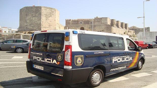 Policía de fronteras, en el puerto de Tarifa