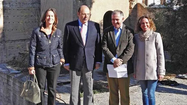 Sebastián Pérez, segundo por la izquierda, con los dirigentes del PP de Granada en el Albaicí