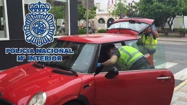 Agentes de la UDEV registrando un vehículo incautado a uno los detenidos / ABC