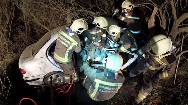 Momento del rescate de las víctimas por parte de los bomberos-ABC