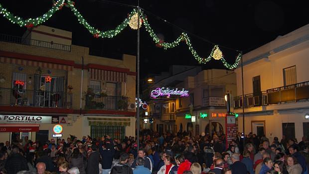 Ambiente en la plaza de Menéndez y Pelayo durante el encendido / L.M.