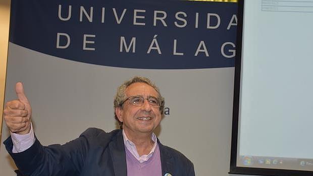 José Ángel Narváez celebra su victoria en el Rectorado de la UMA / J.J.M.