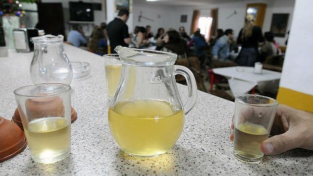 Jarra de mosto en una venta de Jerez