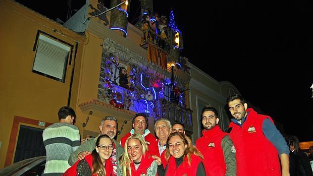 La familia García junto a la fachada de la casa / L.M.