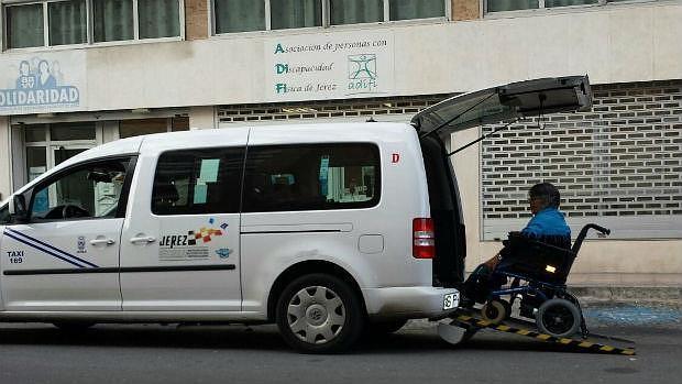 Una persona sube a un taxi adaptado