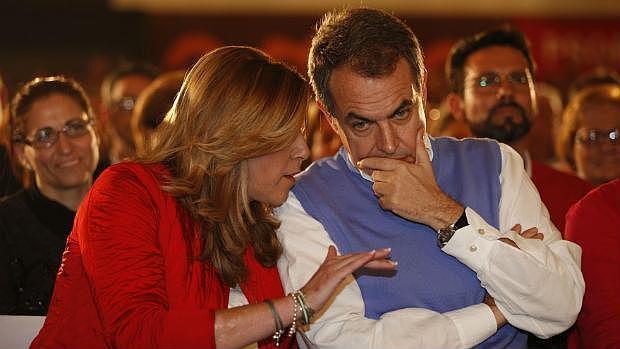 Susana Díaz conversa con Rodríguez Zapatero en Granada. RUIZ DE ALMODÓVAR