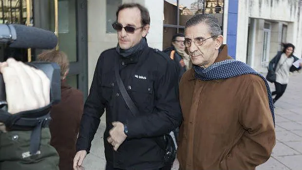 El padre Román Martínez a su salida de los juzgados de Granada. RUIZ DE ALMODÓVAR