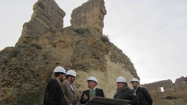 El alcalde de Carmona, Juan Ávila, ha visitado las obras/ABC