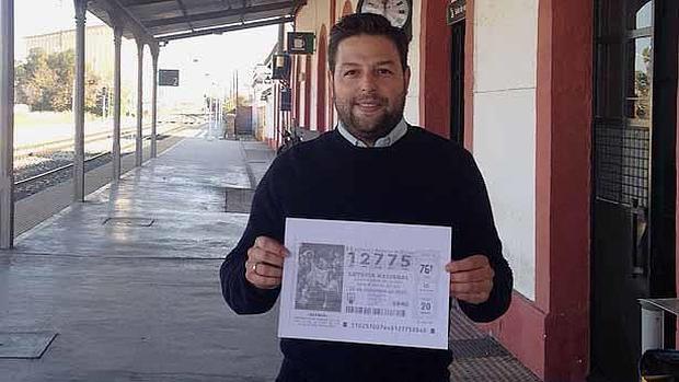 Ramón Ojeda con el décimo premiado en la estación de Marchena/ S.C.