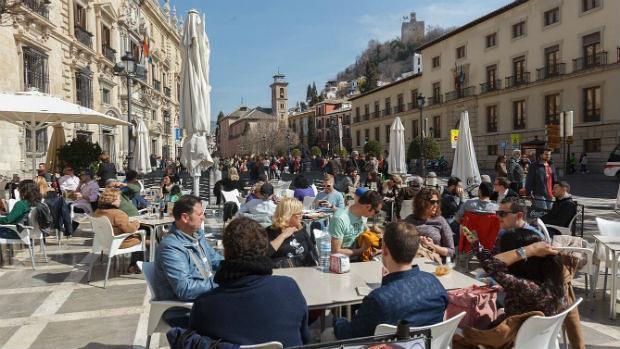 Turistas en una céntrica terraza granadina. ALFREDO AGUILAR/IDEAL