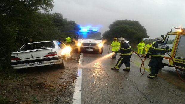 Bomberos rescatan al conductor accidentado