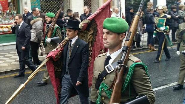 El concejal Manuel Olivares porta el estandarte real por el centro de Granada