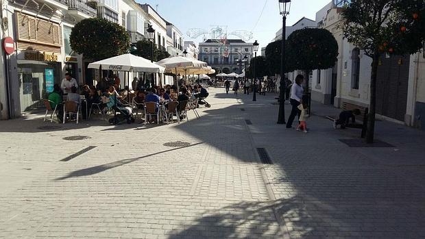 Imagen de la calle San Juan de Medina Sidonia tras las obras de peatonalización