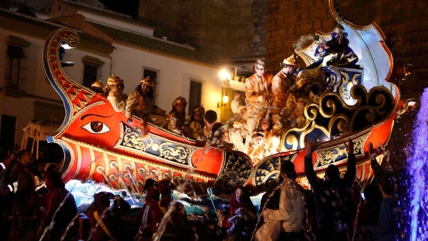 Una de las vistosas carrozas de la Cabalgata de Reyes Magos de Carmona