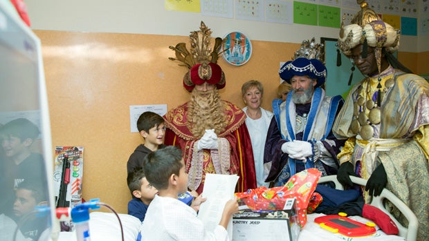 Los Reyes Magos en una de las habitaciones de Pediatría