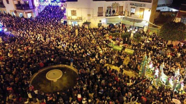 El público se concentró en masa para ver los fuegos/ G.P.