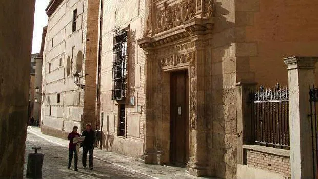 Puerta del Museo Arqueológico, en la Carrera del Darro de Granada