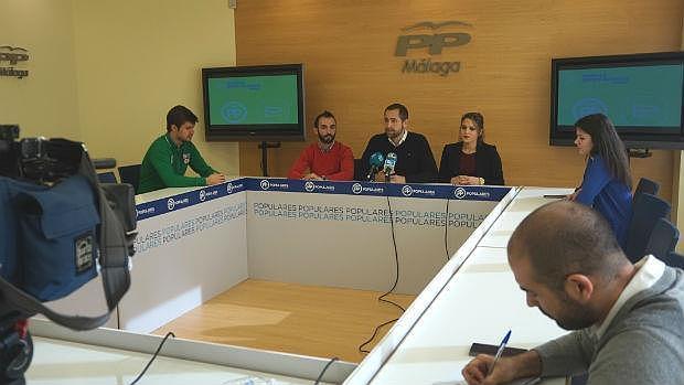 Los dirigentes de Nuevas Generaciones del PP de Málaga, ayer en rueda de prensa