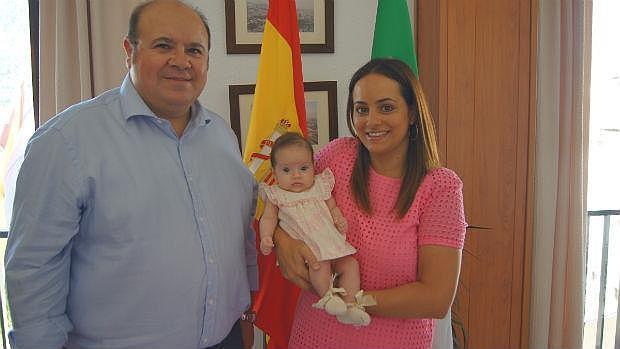 Una de las familias beneficiadas por las ayudas con el alcalde de Güéjar Sierra, José Robles