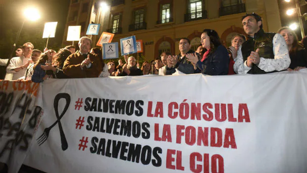 Protesta de los alumnos, profesores y trabajadores de las escuelas de hostelería de Málaga / Francis Silva