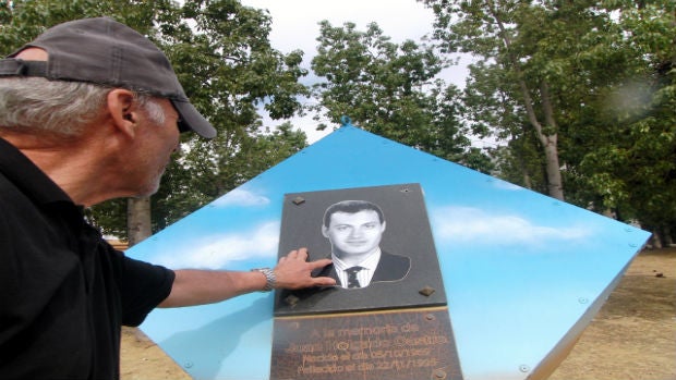 Francisco Holgado, ante el monumento a su hijo en Jerez