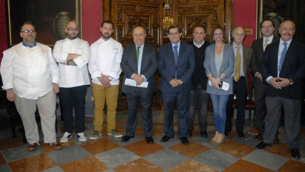 El alcalde de Granada, en el centro, con Rocío Díaz en la presentación de un reciente acto gastronómico celebrado en Madrid