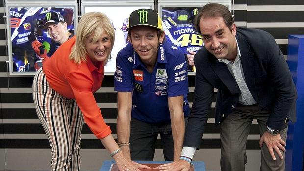 El piloto Valentino Rossi, entre la exalcaldesa de Jerez, María José García-Pelayo, y el que fuera coordinador de Jerez Capital Mundial del Motociclismo, Antonio Saldaña