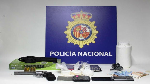 Droga, dinero y otros útiles intervenidos por la Policía