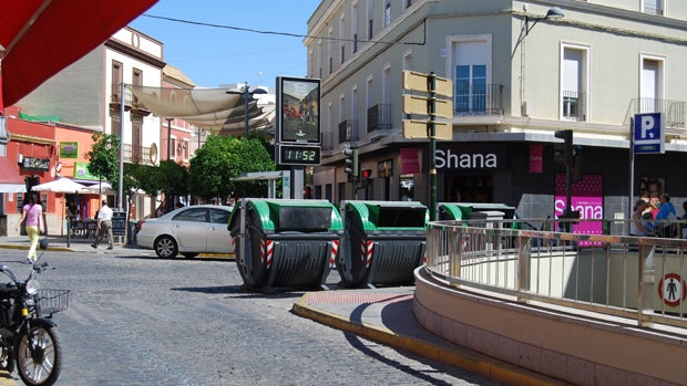 Contenedores en una de las calles del centro de Dos Hermanas