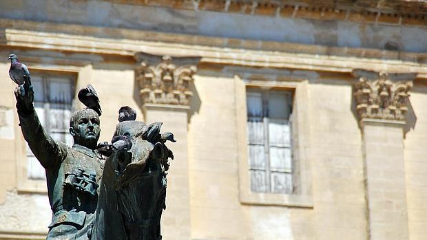 La estatua se encuentra en medio de la plaza del Rey