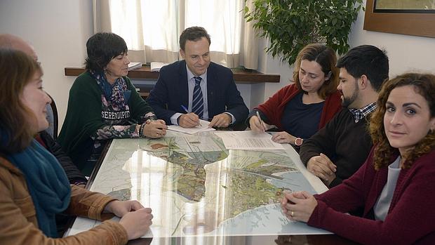 Momento en el que los responsables del Ayuntamiento y la entidad firman el documento