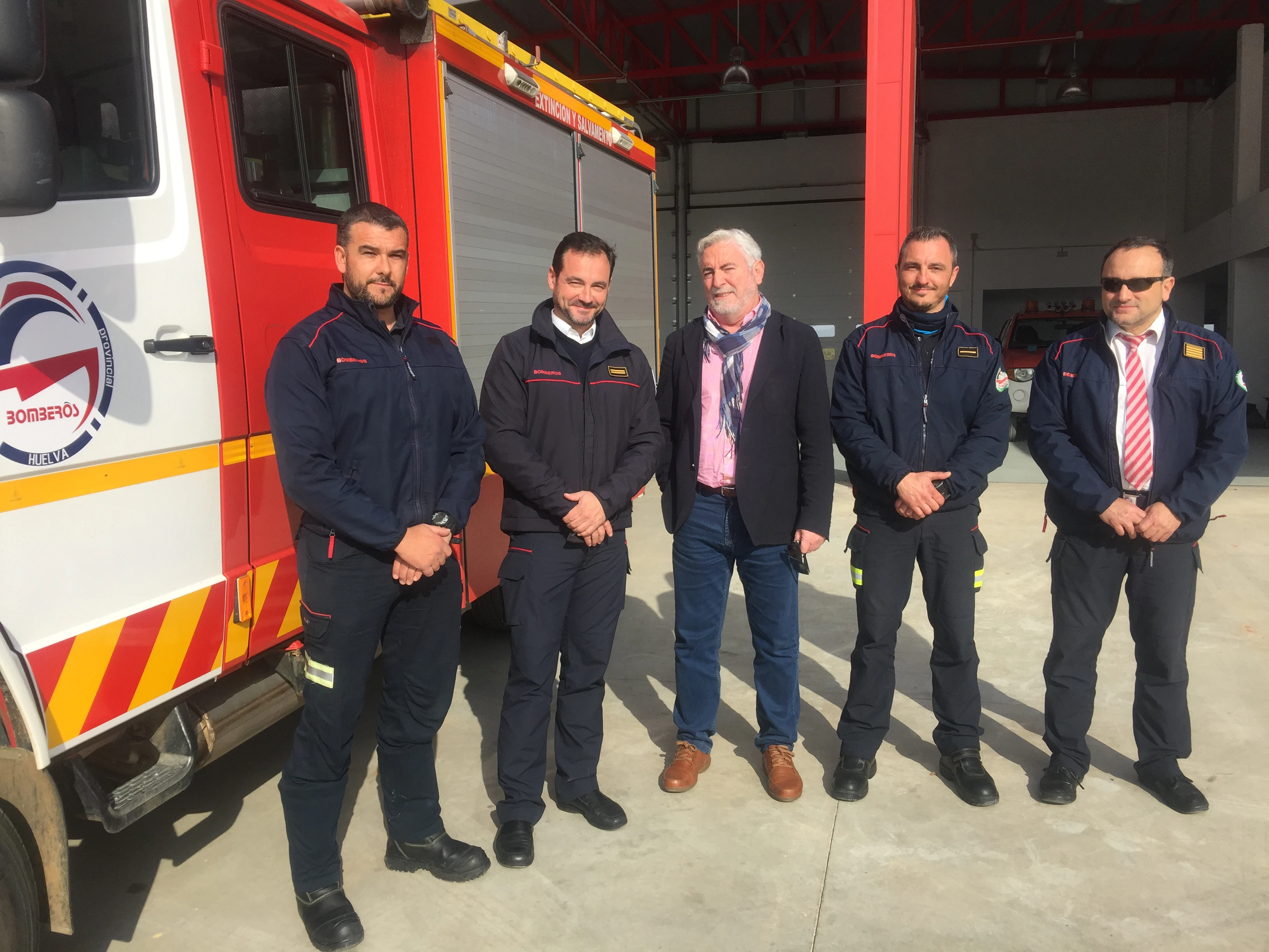 Los bomberos a su llegada a Huelva