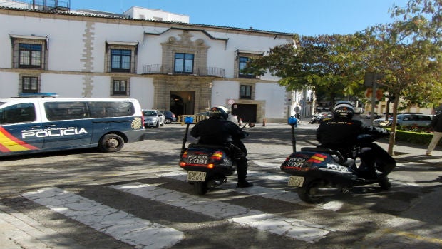 Policías salen de la comisaría de Jerez (J.P.)