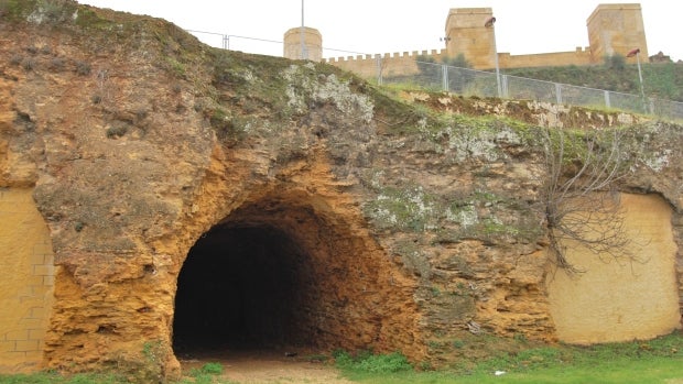 La entrada al antiguo túnel está bajo el Castillo y junto al Auditorio