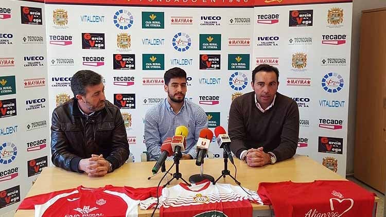 La presentación oficial del nuevo futbolista del Utrera/ J.T.