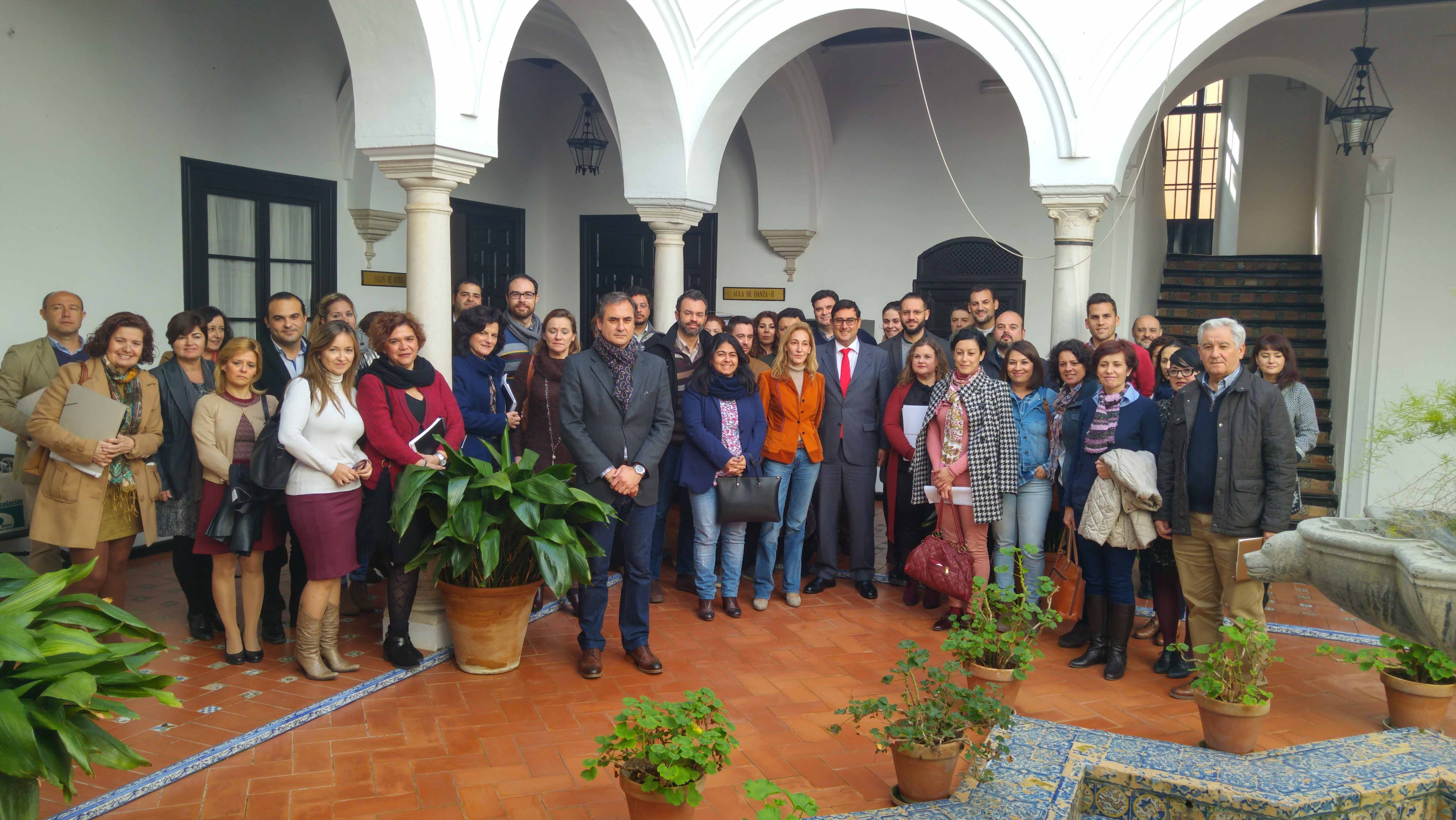 Foto de familia de los alcaldes en el patio del Ayuntamiento de Utrera/ G.P.