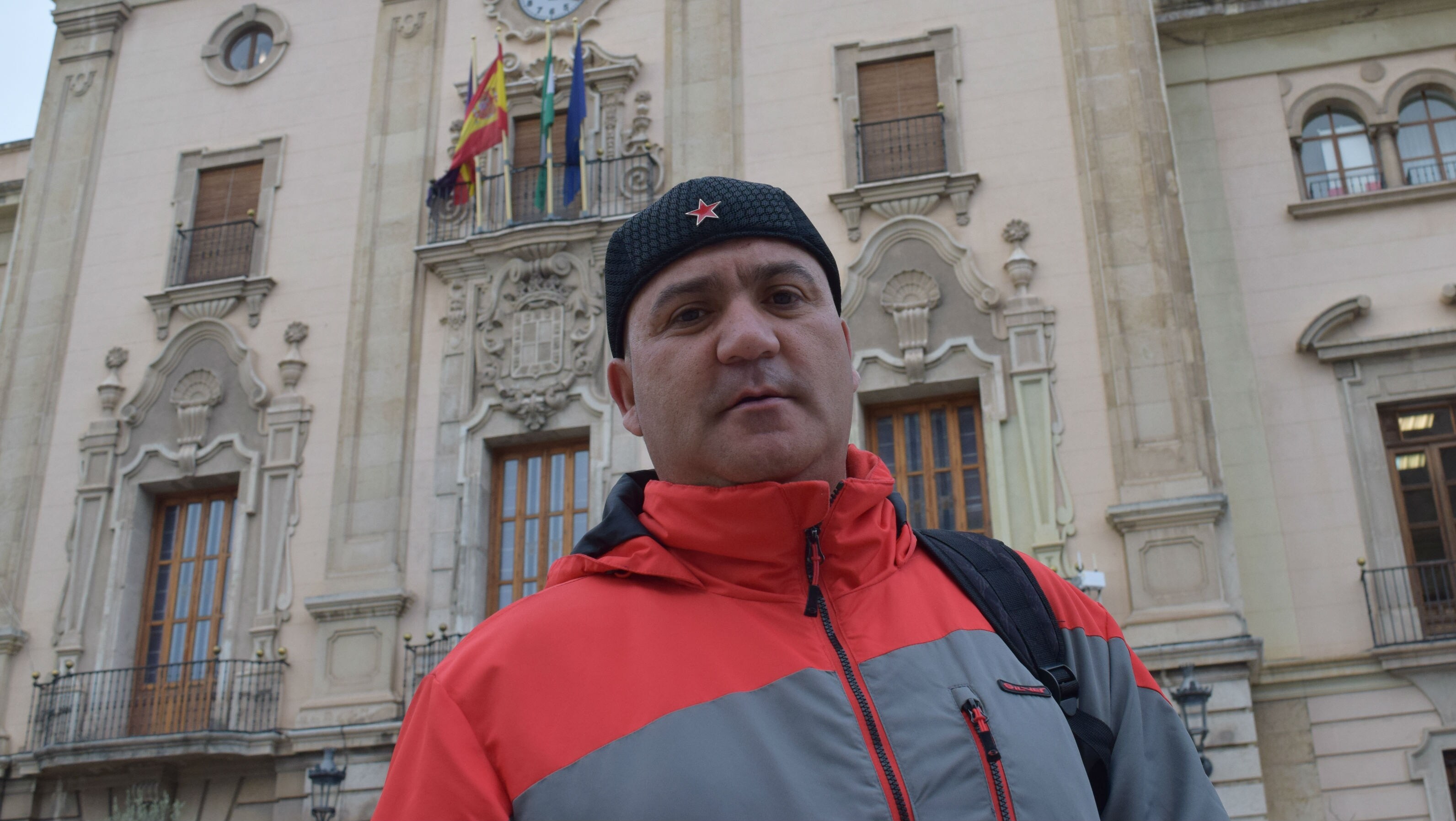 Andrés Bódalo, ante el Ayuntamiento de Jaén.