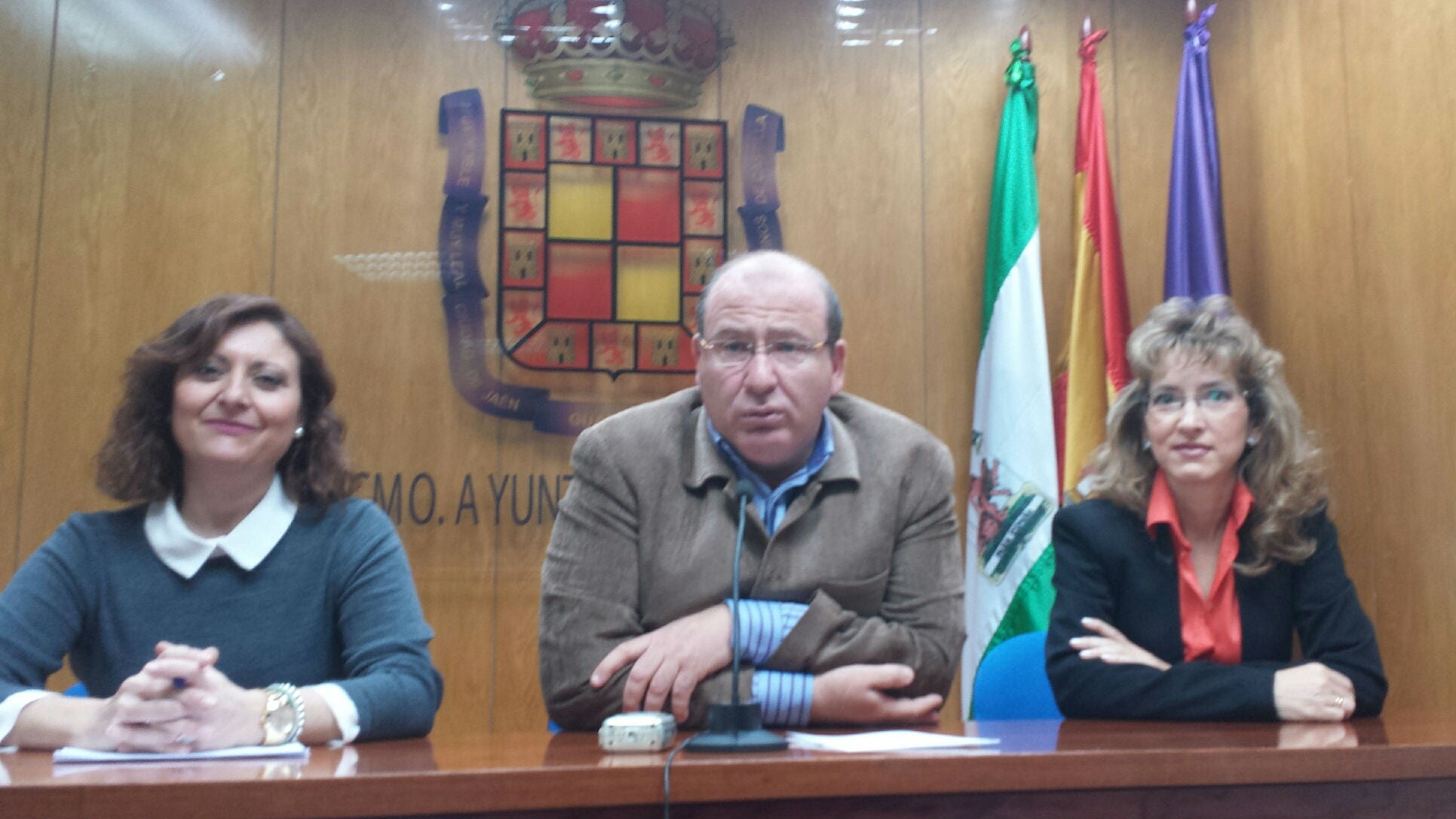 El alcalde de Jaén, junto a las concejalas Reyes Chamorro y Rosa Cárdenas.