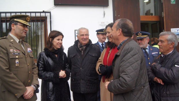 Ana Vanessa García con los participantes en el homenaje a Domingo Puente, víctima de ETA