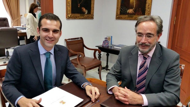 Alcalde y consejero, durante la reunión para agilizar las obras de la plaza Vieja / ABC