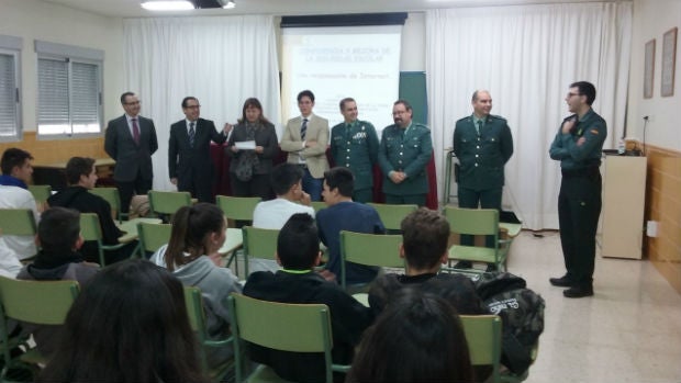 Charla ofrecida ayer por un agente en el IES Gerald Brenan, a la que acudieron las autoridades / ABC