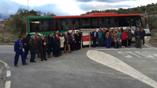 Vecinos y autoridades con el autobús en Jorairátar, en la Alpujarra